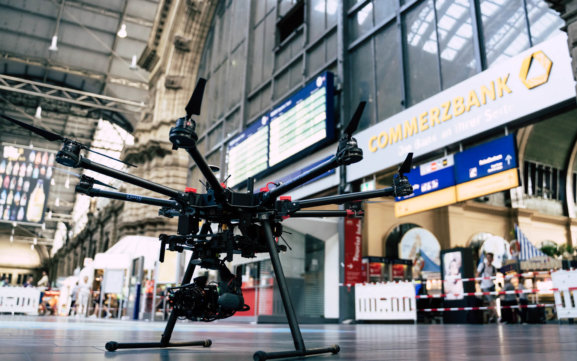 3D-Fassadenaufnahme-per-Drohne-zur-Vermessung-CAD-Modellierung-Hauptbahnhof-Frankfurt-Innen-Indoor-Photogrammetrie-Drohne-DB-Station-Service-Deutsche-Bahn