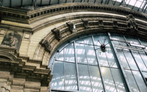 Hauptbahnhof-Frankfurt-Innen-Indoor-Photogrammetrie-Drohne-DB-Station-Service-3D-Fassadenaufnahme-per-Drohne-zur-Vermessung-CAD-Modellierung-Deutsche-Bahn