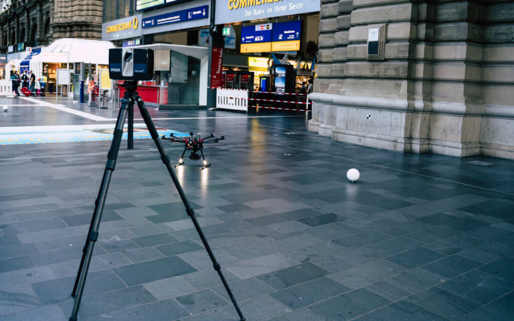 Hauptbahnhof-Frankfurt-FARO-Laserscanner-Photogrammetrie-Drohne-DB-Station-Service-3D-Fassadenaufnahme-per-Drohne-zur-Vermessung-CAD-Modellierung-Deutsche-Bahn
