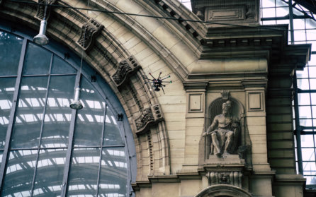 Drohne-Bahnhofsportal-Frankfurt-Main-Hauptbahnhof-Vermessung-historischer-Gebäude-3D-Scans-Nahbereichsphotogrammetrie-Laserscanning