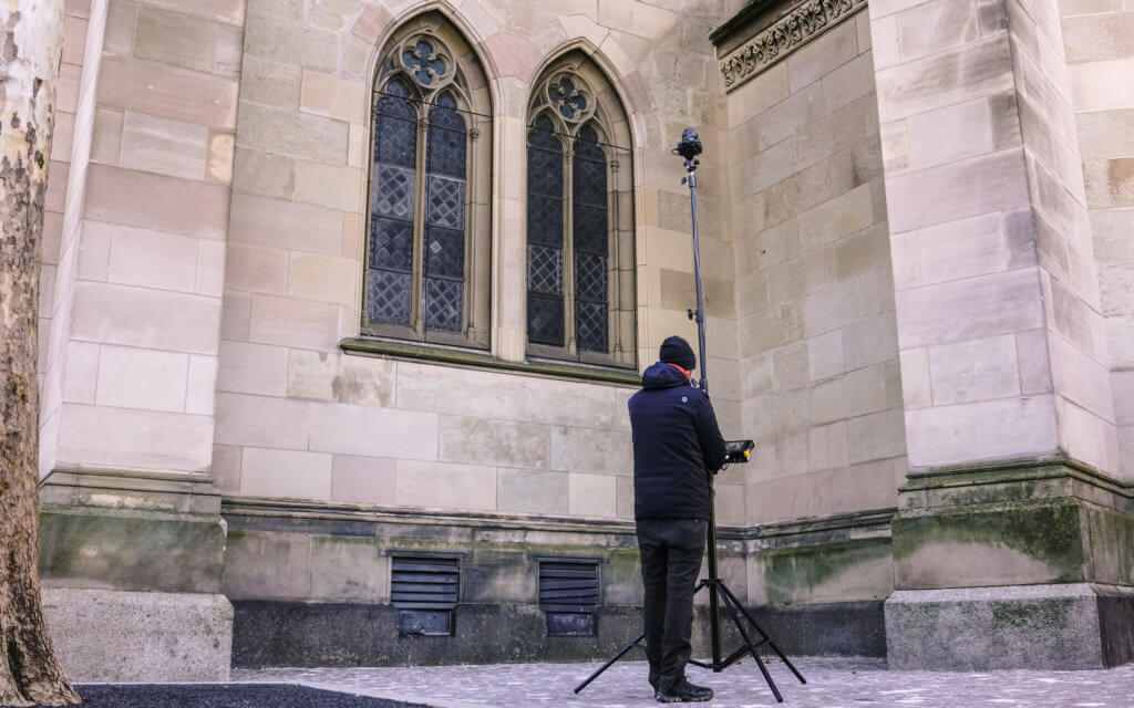 Terrestrische-Photogrammetrie-Dienstleistung-Sony-a7rIII-Hochstativ-3D-Denkmalvermessung-Kirche