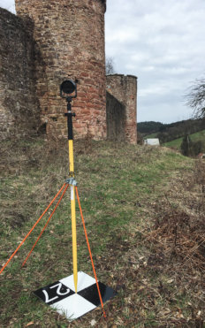 Tachymeter-Prismar-Passpunkt-3D-Vermessung-Burgen-per-Drohne-Bildvermessung-3D-Laserscans-Logxon-Burg-Freienstein-Odenwald-3