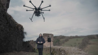 Drohnenvermessung-Burgruine-3D-Burg-Vermessung-DJI-S1000-Photogrammetrie-Drohne-2 Pilot-Vincent-Haldy-mit-LOGXON-DJI-S1000-Photogrammetrie-Drohne-fuer-Drohnenvermessung-Burgruine-3D-Burg-Vermessung