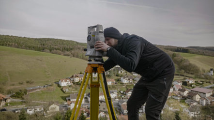 Tachymeter-Veremessung-im-Rahmen-von-Drohnen-Dienstleistungen-Drohnenvermessung-Burgruine-3D-Burg-Vermessung