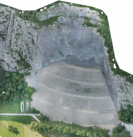 Orthofoto-der-Felsberg-Deponie-Schweiz-in-einem-Steinbruch-Ergebnis-Photogrammetrische-Gelaendeaufnahme-Drohnengestuetzte-Deponie-Vermessung
