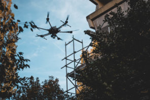 Drohne-vor-Gerüst-am-Gebaeude-3D-Fassadenvermessung-LiDAR-Scanner-Drohne-Frankfurt-Hochhaus-Wohnkomplex