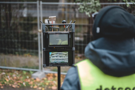 Drohnen-UAV-Pilot-und-Piloten-Monitor-zur-präzisen-Navigation-Scanning-Ausloesen-von-Bilder-Messbildern