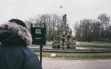 Drohnenpilot-Pilotbild-Monitor-DJI-S1000-plus-photogrammetrie-Drohne-LOGXON-Hugenottenbrunnen-Erlangen-3D-Vermessung-Denkmalschutz-Drohne-terrestrischer-Photogrammetrie