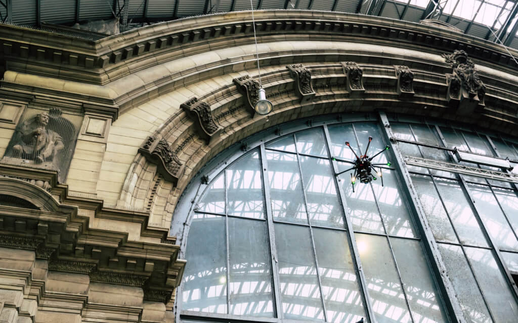 Spezialeinsatz im Hauptbahnhof Frankfurt: 3D Fassadenaufnahme per Drohne zur Vermessung und CAD Modellierung