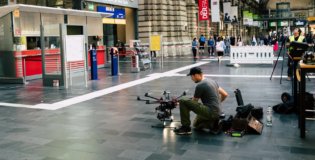 Pilot-Drohne-Tachymeter-Vermessung-3D-Fassadenaufnahme-per-Drohne-zur-Vermessung-CAD-Modellierung-Hauptbahnhof-Frankfurt-Innen-Indoor-Photogrammetrie-Drohne-DB-Station-Service-Deutsche-Bahn
