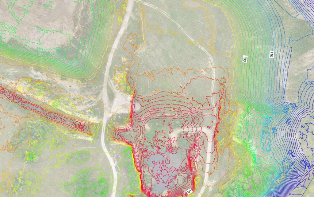 Ausschnitt-Hoehenlinienplan-mit-Orthofoto-Ergebnis-DGM-Erstellung-eines-Steinbruchs-aus-Drohnendaten-GIS-Anwendungen-3D-Datenerfassung