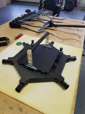 Drohne-LOGXON-Porter-UAV-Hexacopter-Multicopter-Carbon-Bearbeitung-Akkuhalter-Lipo-Batterie-Aufbau-Fertigstellung-Centerplate-Design-Nahaufnahme